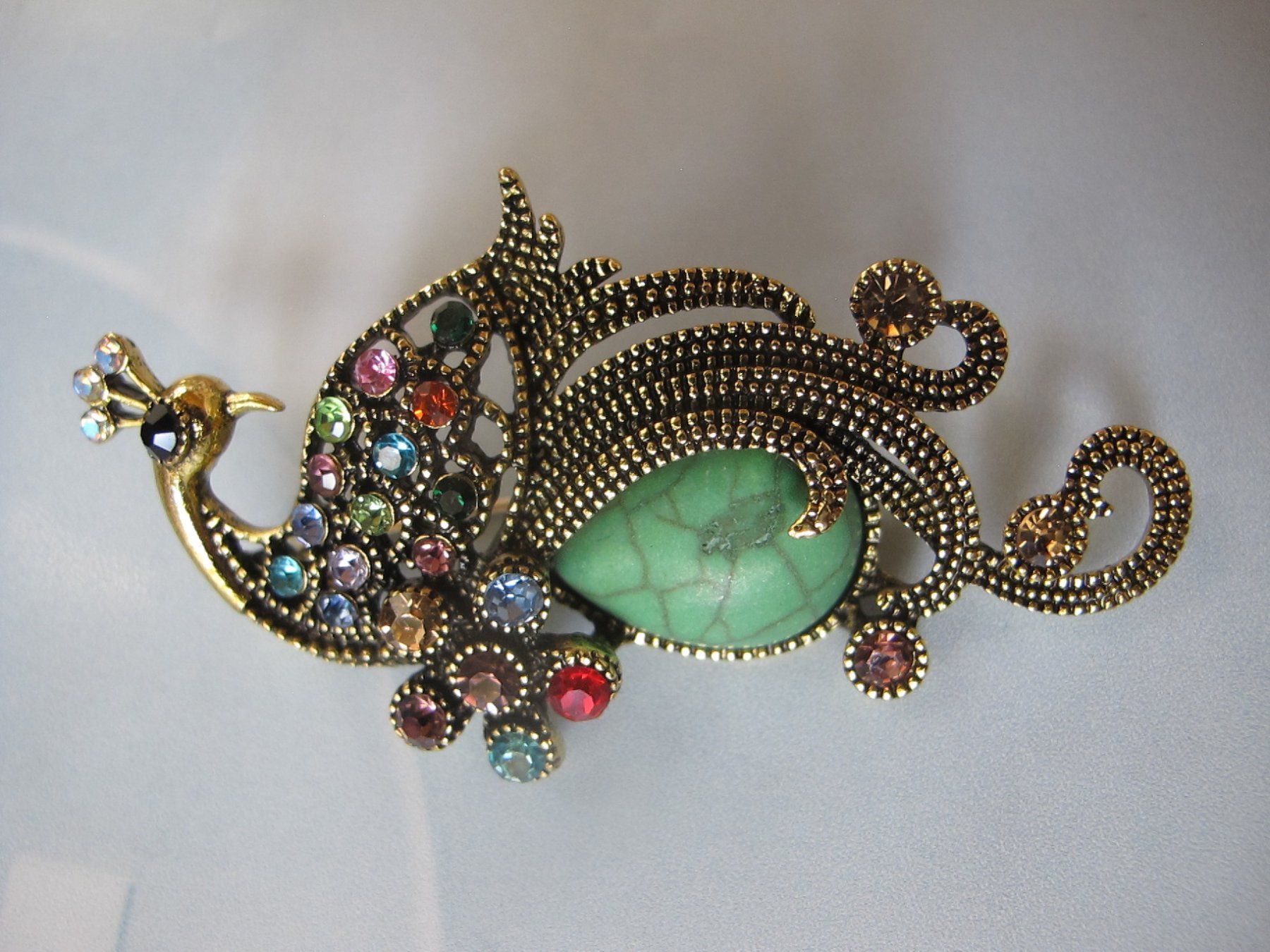 Broschen & Nadeln: Pfau Brosche, goldfarben mit bunten Strasssteinen – Neu (gemäss Beschreibung) aus Löhningen von Chimae67 5