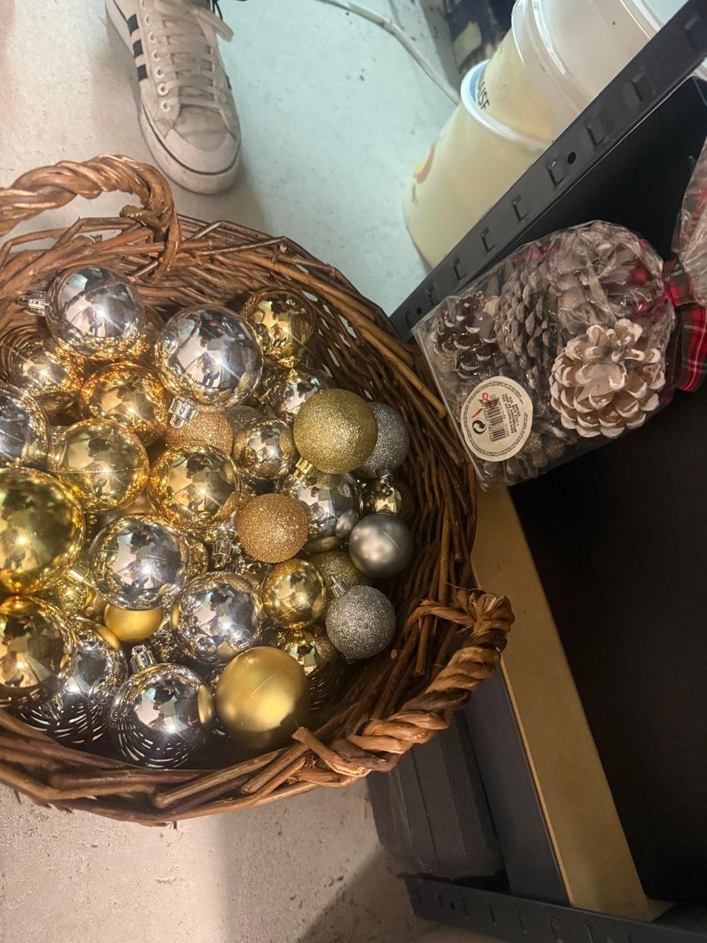 Tutte le decorazioni: Einen Korb voll Weihnachtskugeln – Usato da Basel venduto da hel_7ff6