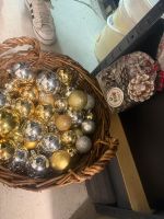 Einen Korb voll Weihnachtskugeln