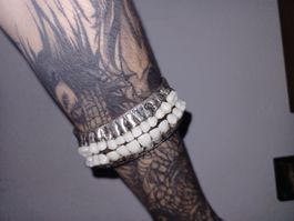 Skurriles Metallarmband mit Zähnen aus Resin