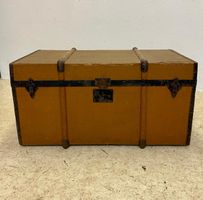 Alte Truhe, Vintage Reisekoffer, dekorativ, mit Tablar