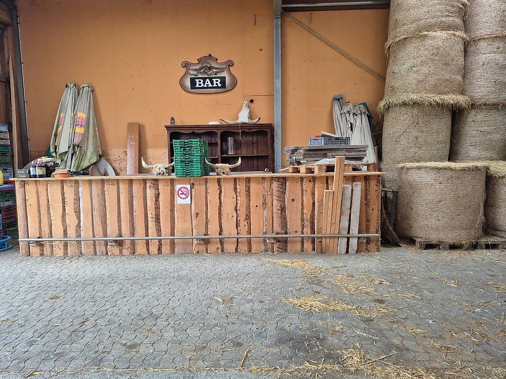 Allestimento di negozi e stand fieristici: Holzbar – Usato da Rüfenach AG venduto da Rahi