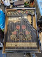 Musikinstrument Zither  43 X 56 cm mit diversen Noten
