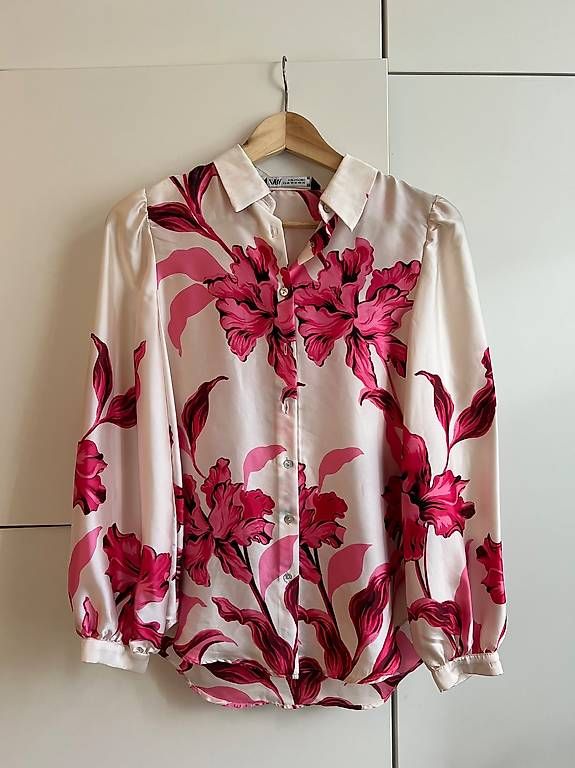 Zara Blusen: Bluse mit Blumenmuster – Gebraucht aus St. Gallen von Alina.33