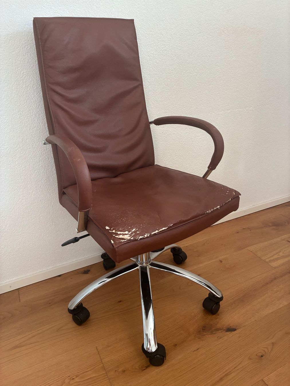 Sedie a rotelle: Bürostuhl aus Leder – Usato da Dielsdorf venduto da aid_6lk7 3
