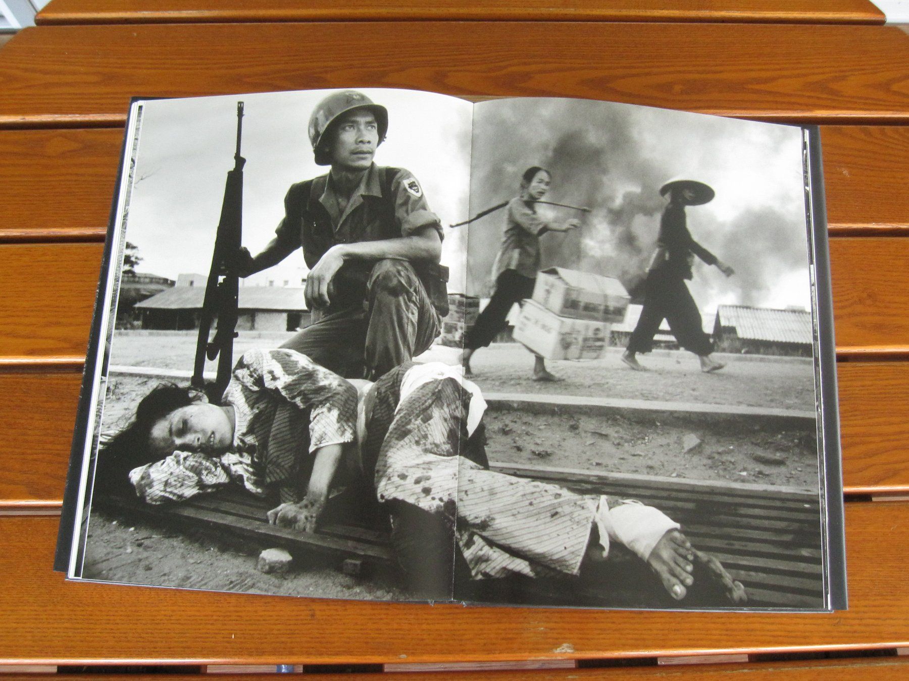Livres: Dunkle Odyssee - Philip Jones Griffiths – D'occasion à Arbon par lucullus61 4