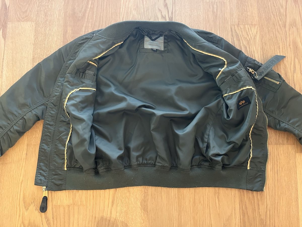 Alpha Industries Jacken: ALPHA INDUSTRIES Bomberjacke Kahki/Gold – Gebraucht aus Visperterminen von jael_andenmatten 2