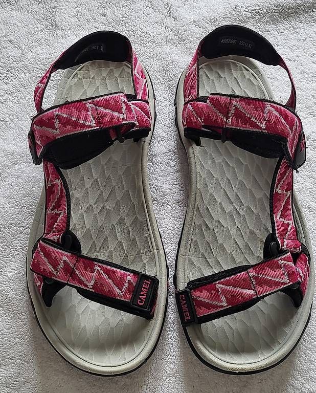 Chaussures femmes: Trekkingsandalen grösse 39.5 – D'occasion à Zizers par Roosi1