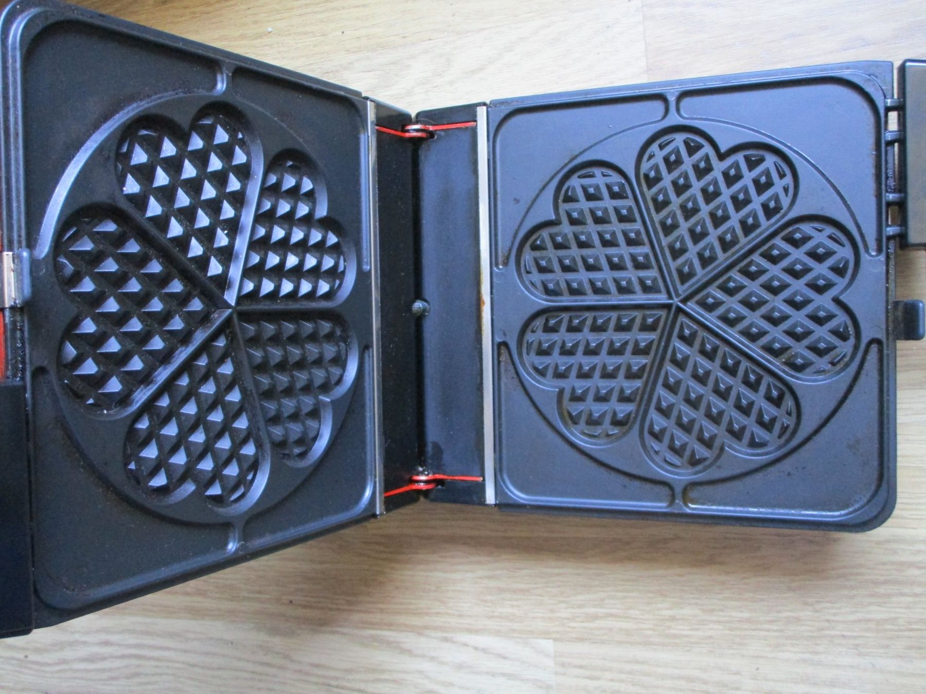 Sigg Elettrodomestici da cucina: SIGG  Brezel/Waffeleisen rot – Usato da Heimberg venduto da Lupo57 2