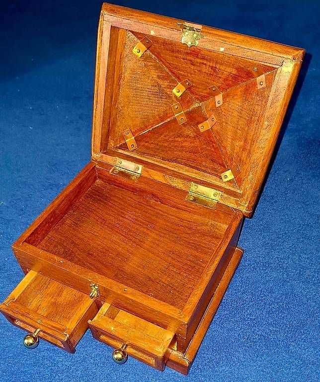 Articoli in legno: URALTE SCHATULLE AUS NUSSBAUMHOLZ – Usato da NIDAU venduto da arraialdajuda 2