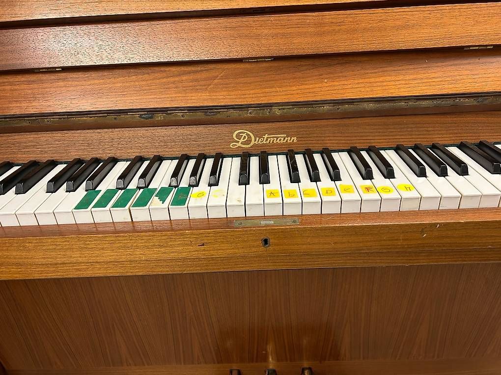 Strumenti musicali: Klavier Dietmann (in Nussbaum) – Usato da Hombrechtikon venduto da Mgladiatore 2