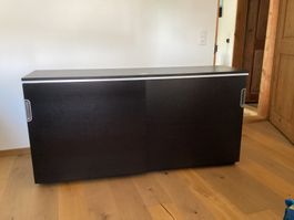 Schwarzer Schrank mit Schiebetüren, viel Stauraum.