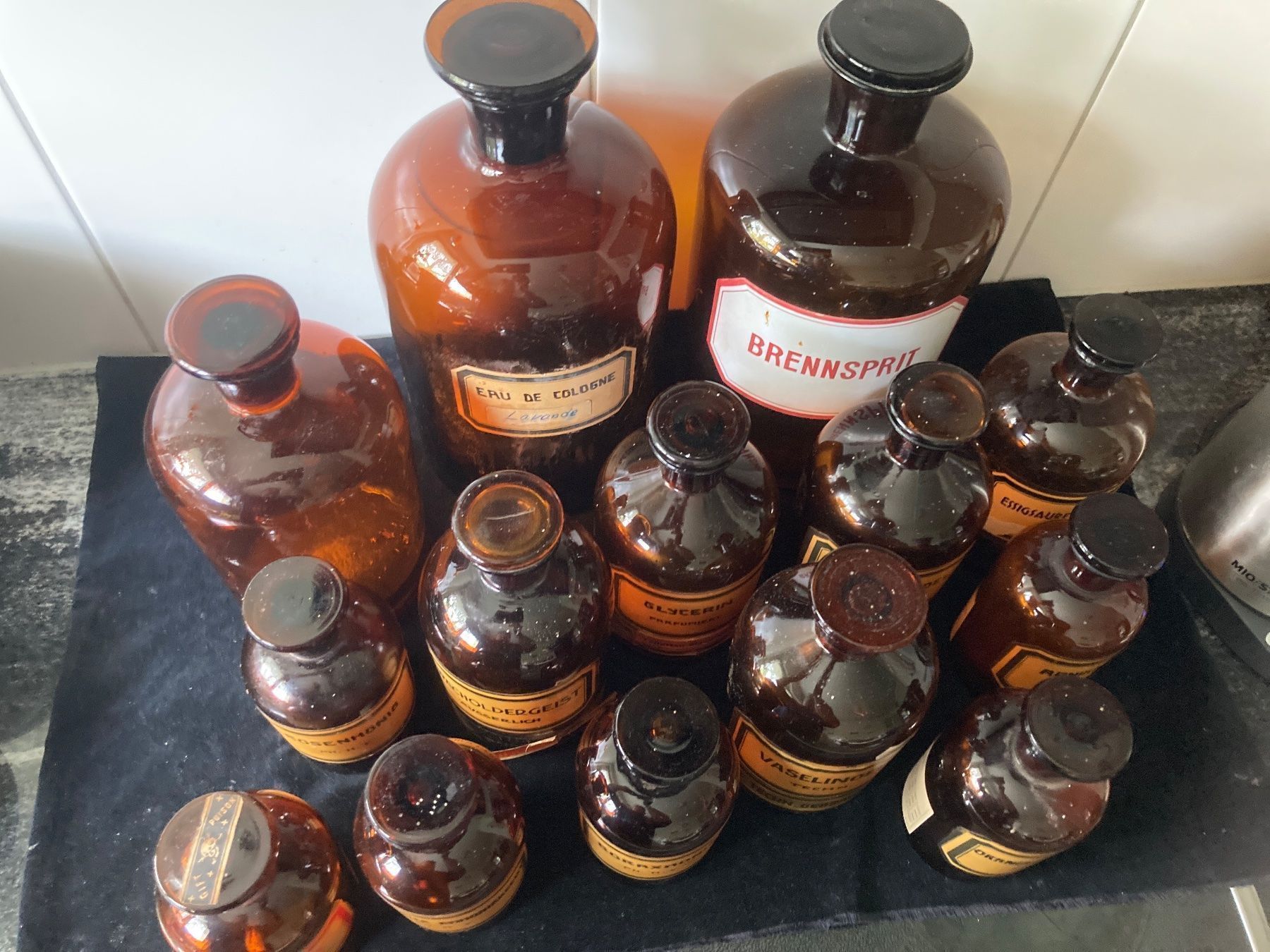 Accessori da laboratorio: 14 alte Apotheker-Flachen 2 x 5 Liter, – Usato da Zürich venduto da Chaeffeler 1