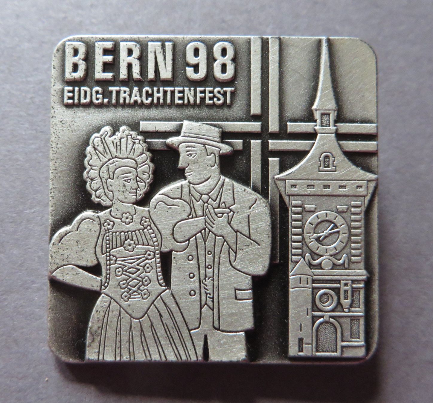 Placchette & Badge: ALTES ABZEICHEN BERN 98 EIDG. TRACHTENFEST – Usato da Neuhausen venduto da luckimucki