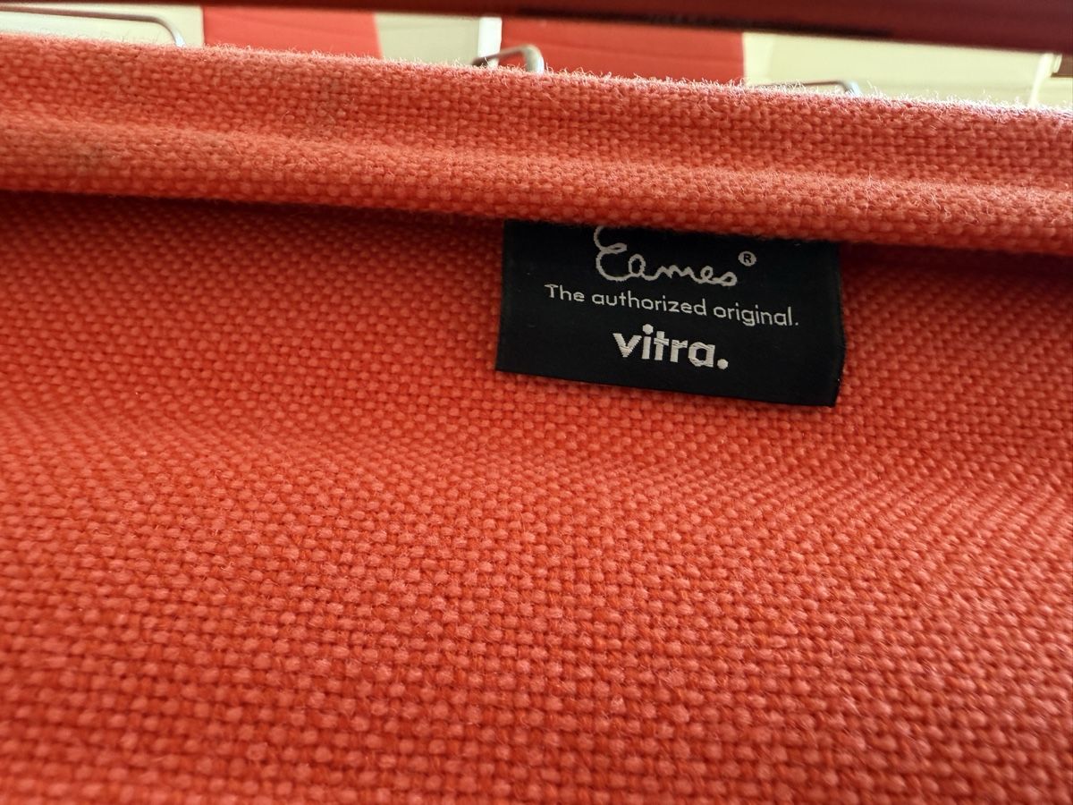 Eames Sedie: Vitra EA 108 Bürostunl von Eames in rotem Hopsak – Usato da Grenchen venduto da Design-Outlet 9