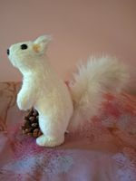 neu: Deko Eichhörnchen (klein) weiss mit Tannenzapfen