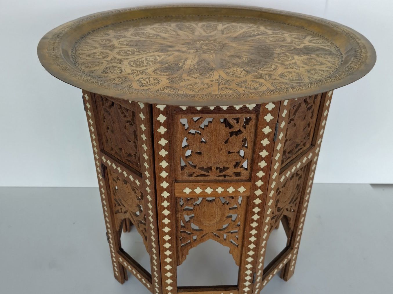 Tavoli: Beistelltisch mit Messingtablett orientalisch Holz geschn... – Usato da Schlieren venduto da Tiefsee 1