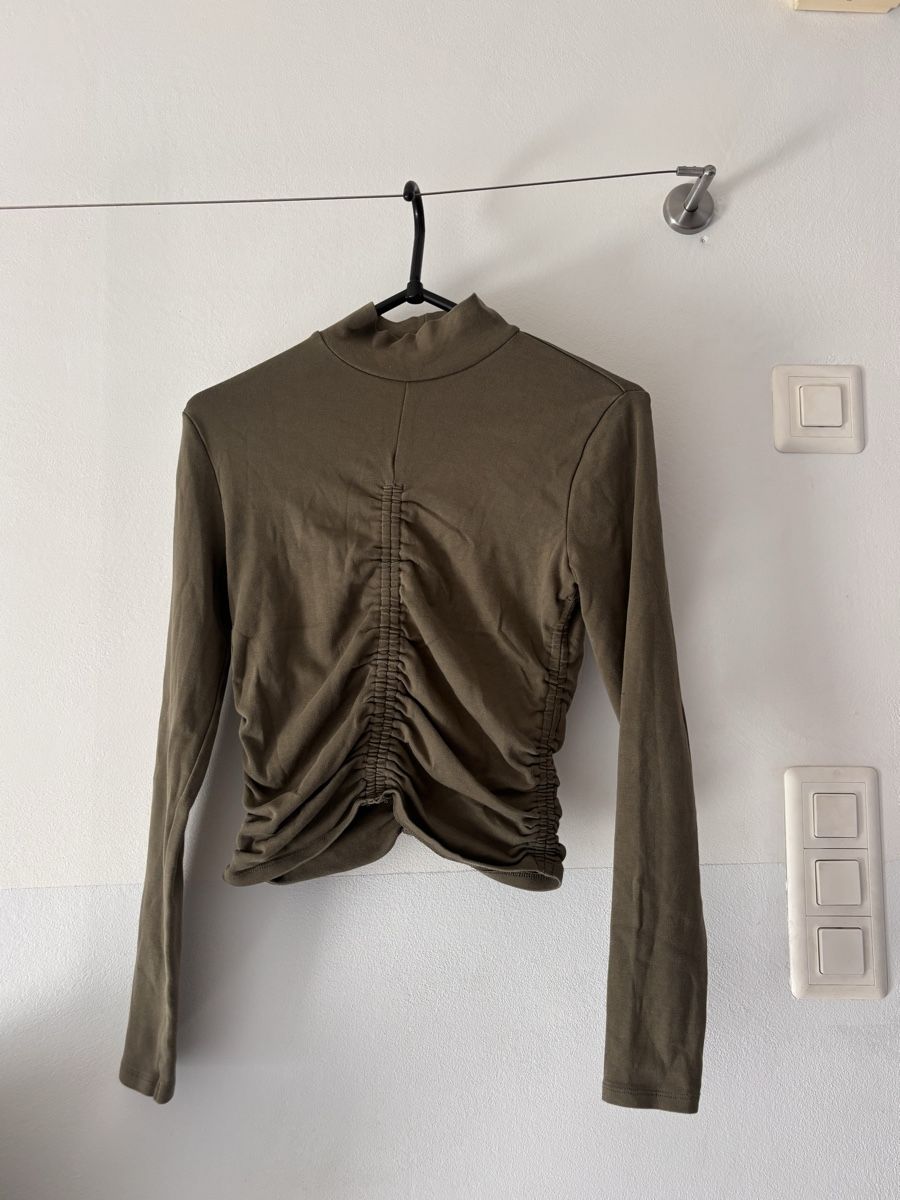 Zara Maglioni & Felpe: olivgrünes Langarm Shirt – Usato da Erlen venduto da xdi_yy28