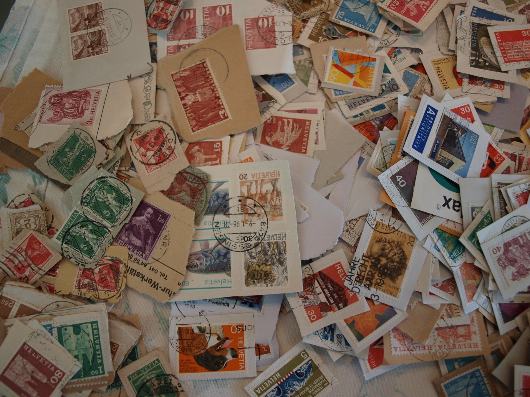 Tutti i francobolli: 600 g Schweizer Briefmarken auf Papier. Gebraucht – Usato da Aarau venduto da Marcele0 4