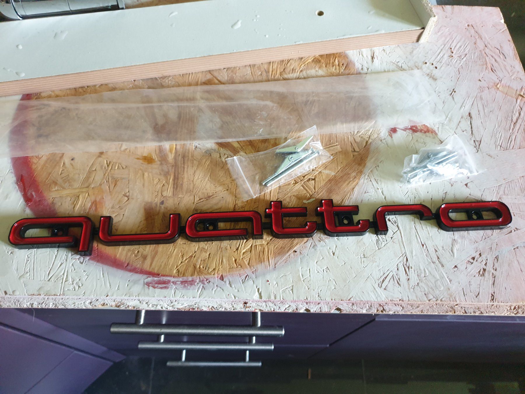 Audi Toutes les pièces auto: Quattro emblem – Neuf avec emballage d'origine à Rickenbach LU par trucker.s