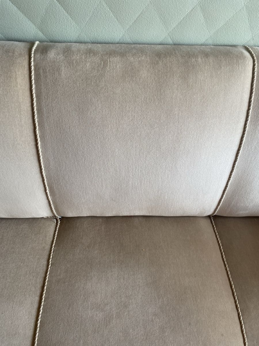 Divani: Sofa beige fabric with wooden armrests  – Usato da Schwyz venduto da sop_g97x 1