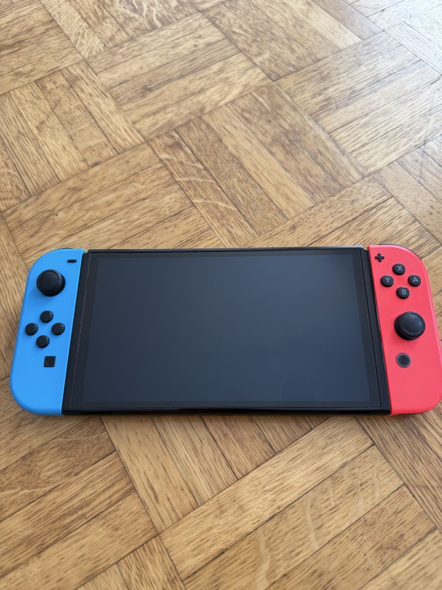 Nintendo Konsolen: Nintendo Switch OLED mit Zubehör – Gebraucht aus Zermatt von nad_b6ch 1