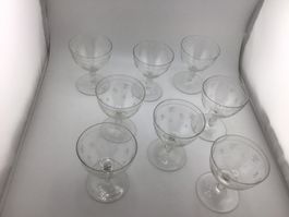 Lot de 8 verres à vin anciens, décor floral délicat
