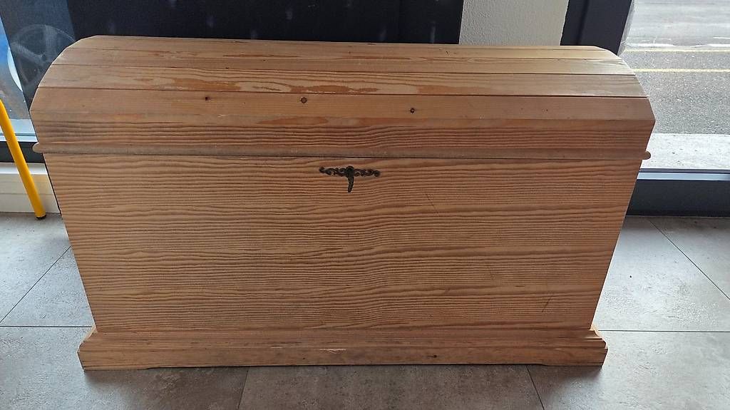 Truhen: Coffre en bois – Gebraucht aus Cressier NE von jhm_v2w9