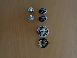 Konvolut Modeschmuck: 2 Paar Ohrclips, Brosche, Anhänger