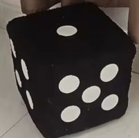 Pouf original en forme de dé noir et blanc, décoratif