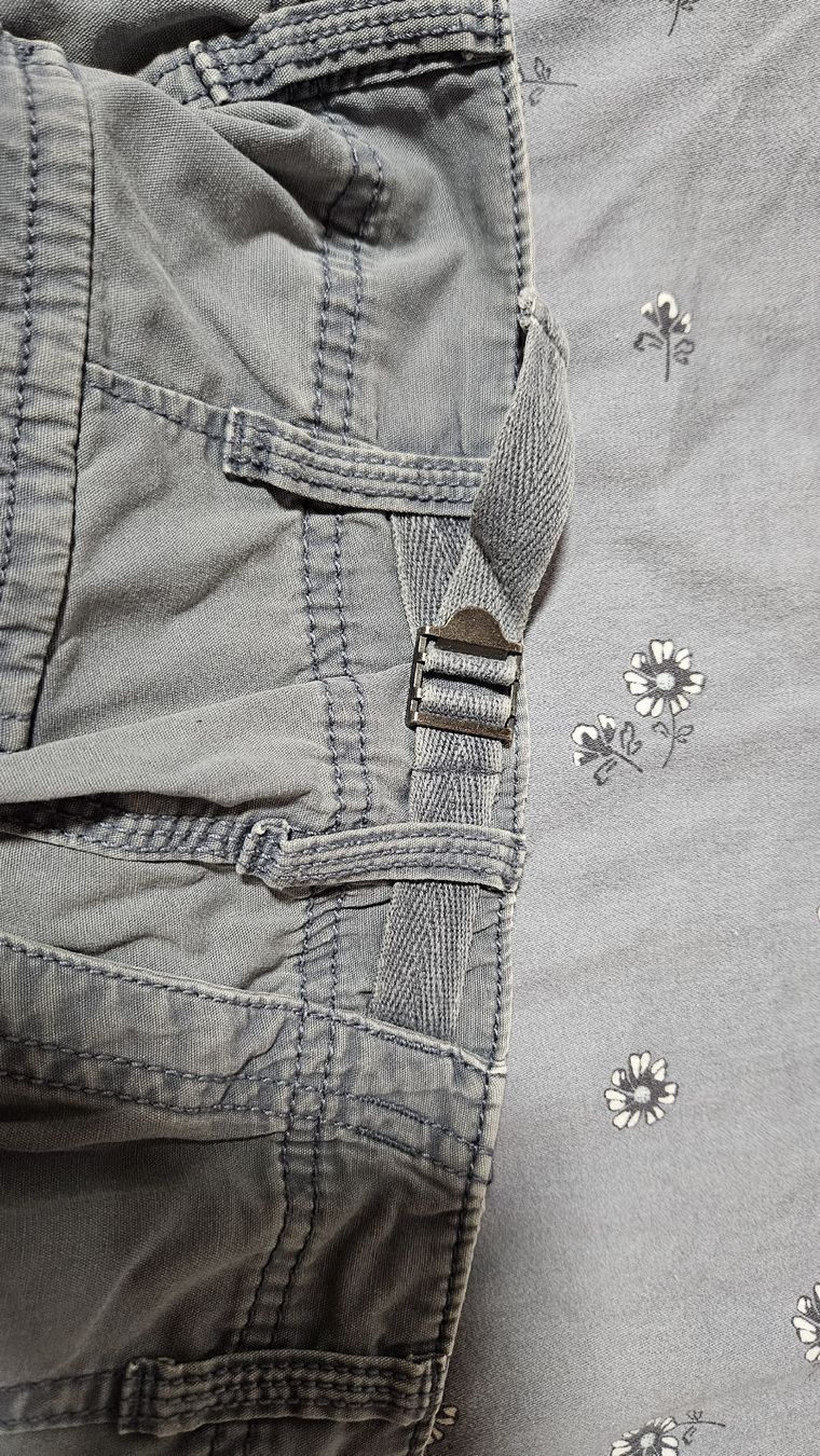 Bershka Pantaloni: Graue Cargo Berskah-Hose – Usato da Sax venduto da Kieselstei 2