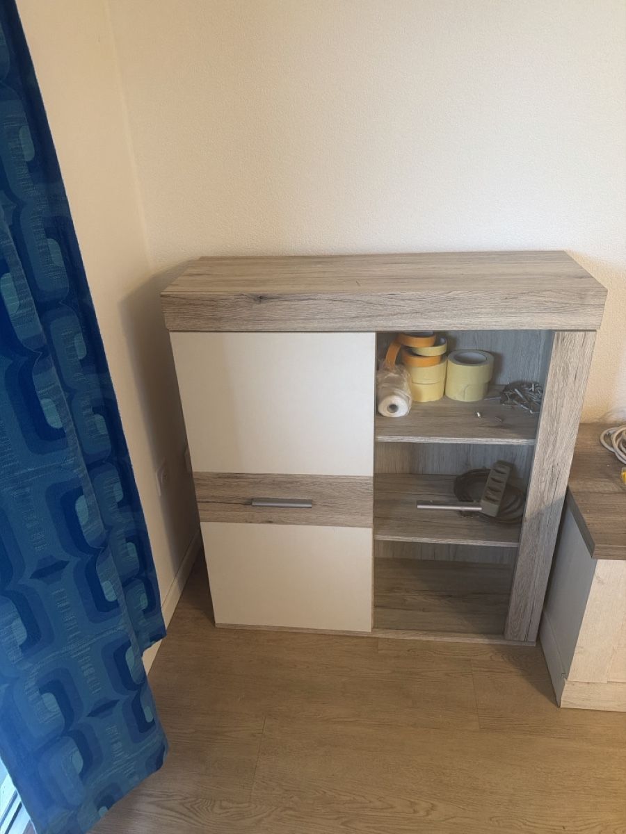 Credenze: Credenza moderna legno e bianco con ripiani e ante – Usato da Wil SG venduto da sal_5s28 2