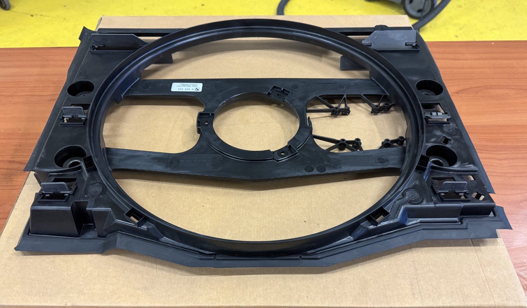 BMW Tutti pezzi di ricambio auto: BMW Série 3 E46 support de ventilateur – Nuovo (secondo la descrizione) da Satigny venduto da rfo59 3