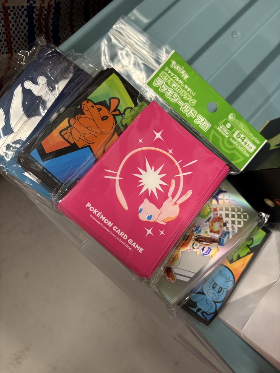 Pokémon Cartes à collectionner: Sleeves and morpeko v card bundle  – Neuf avec emballage d'origine à Zürich par ban_wfc2