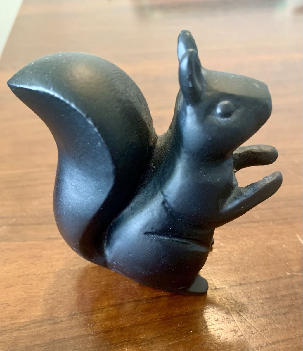 Statuette: Vintage schwarz Eichhörnchen Figur – Usato da Unterseen venduto da jpowers1971 1