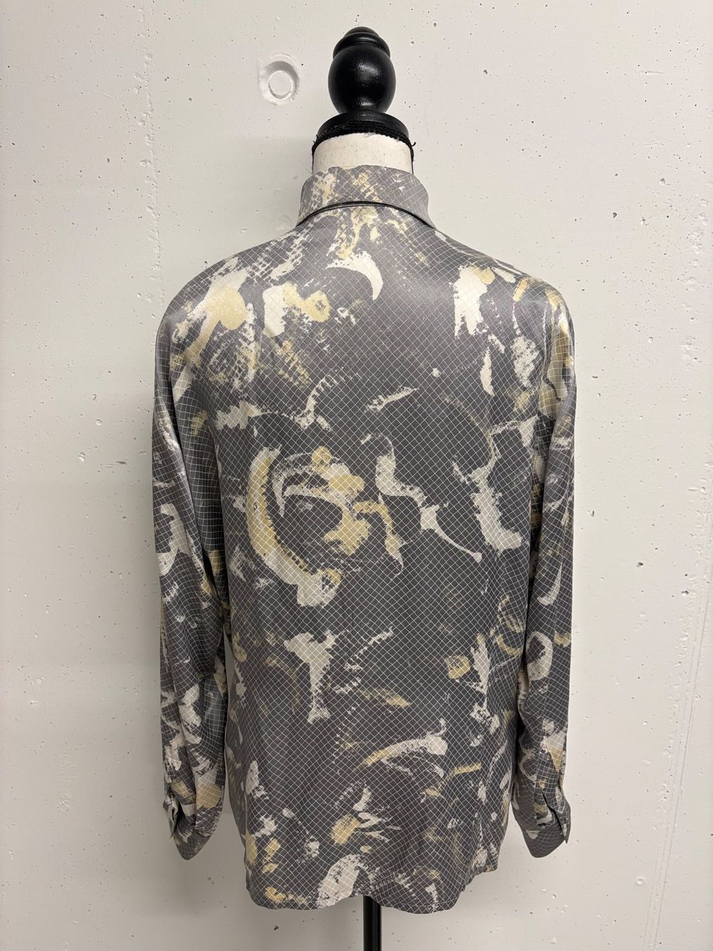 Escada Blusen: Escada Seidenbluse 38 Hemdbluse gemustert grau beige – Neu (gemäss Beschreibung) aus Regensdorf von sec_l5cr 4