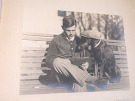 Rauchender Hund /  E. Schraner