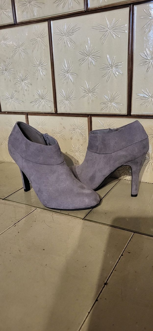 Chaussures femmes: graue Pumps – D'occasion à Dürrenäsch par Noana1108