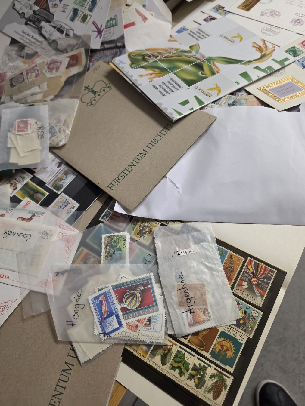 Tutti i francobolli: Enorme lot de timbre a controler – Usato da Val-d'Illiez venduto da AntiqueG 8