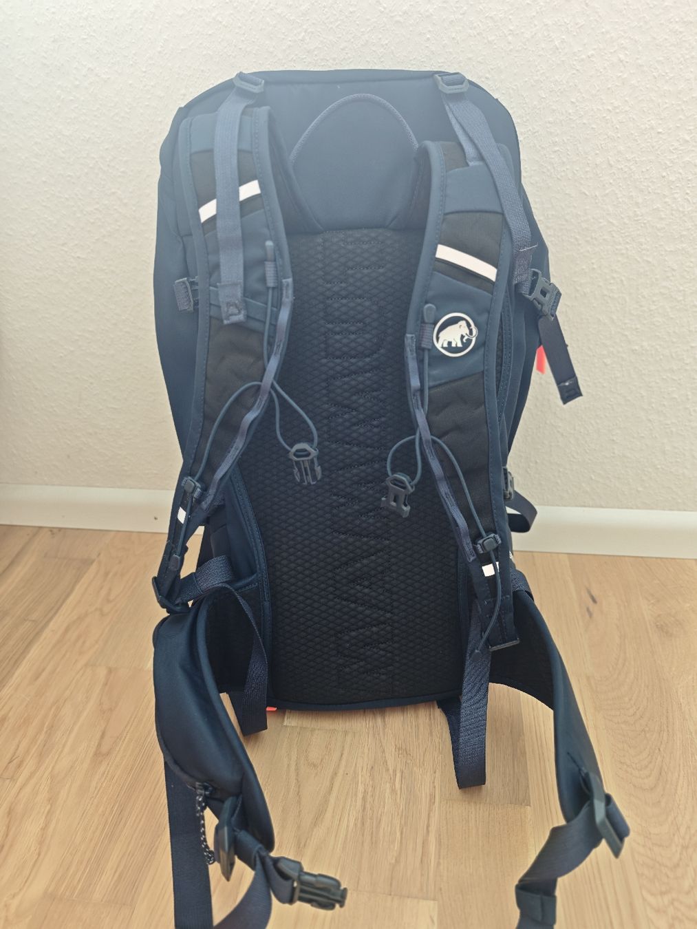Mammut Zaini: Mammut Backpack 32L new with tags – Nuovo e nell'imballaggio originale da Rothenfluh venduto da Carly_Q 3