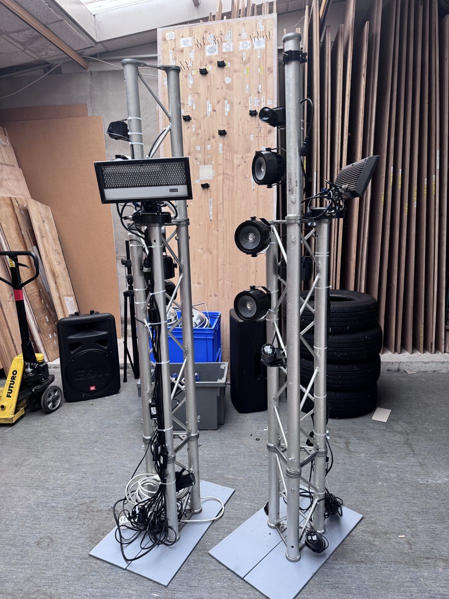 Lampade: 2x Tours lumière avec projecteurs LED, câbles, etc. – Usato da Neuchâtel venduto da Manita2012