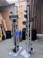 2x Tours lumière avec projecteurs LED, câbles, etc.