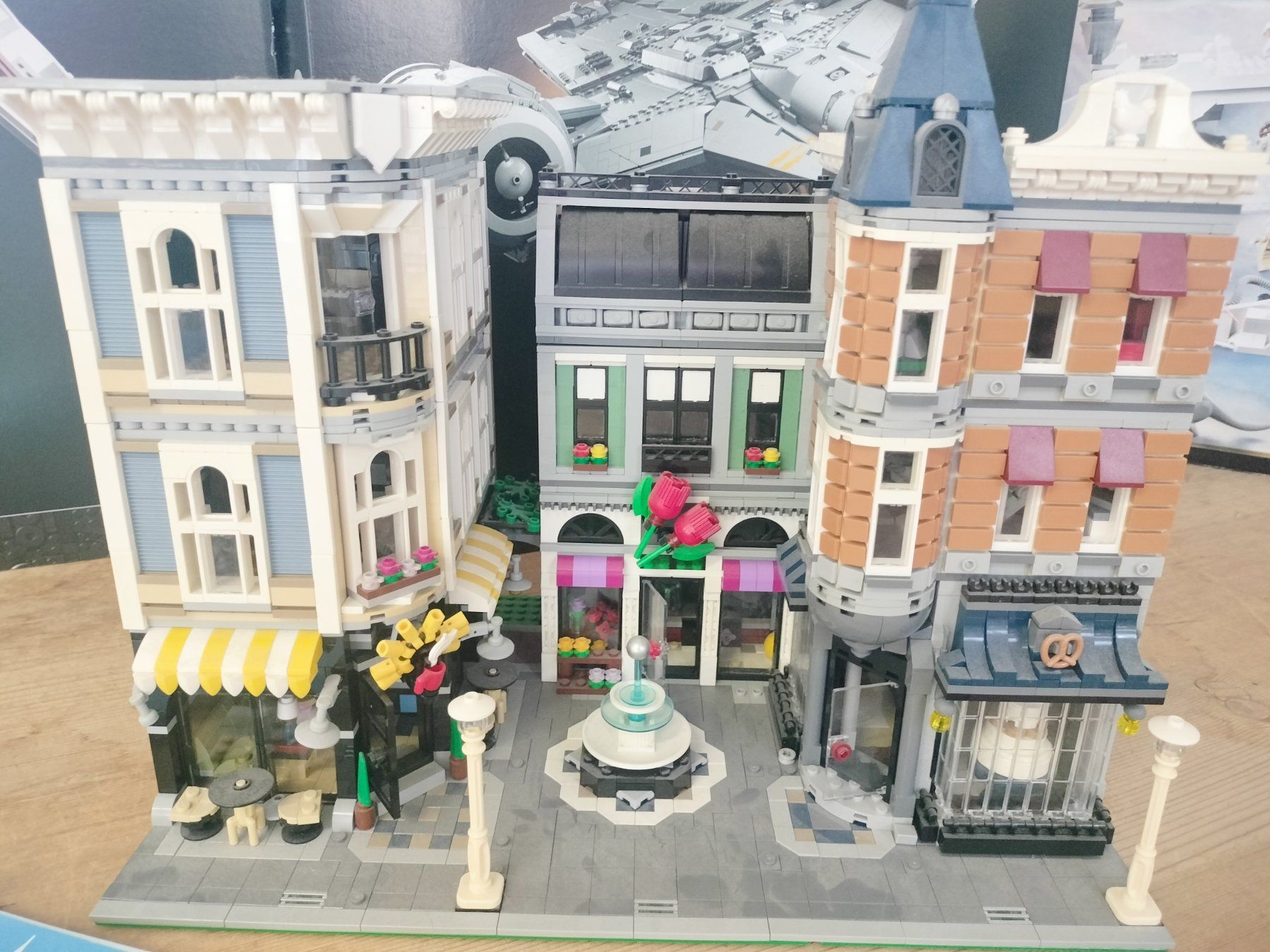 Lego Jouets: Lego Creator Expert 10255 Assembly Square Modular ab 1.- – D'occasion à Wil SG par RoyalBricks 3