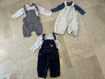 3 Baby Latzhosen mit Shirts für drunter, Grösse 62