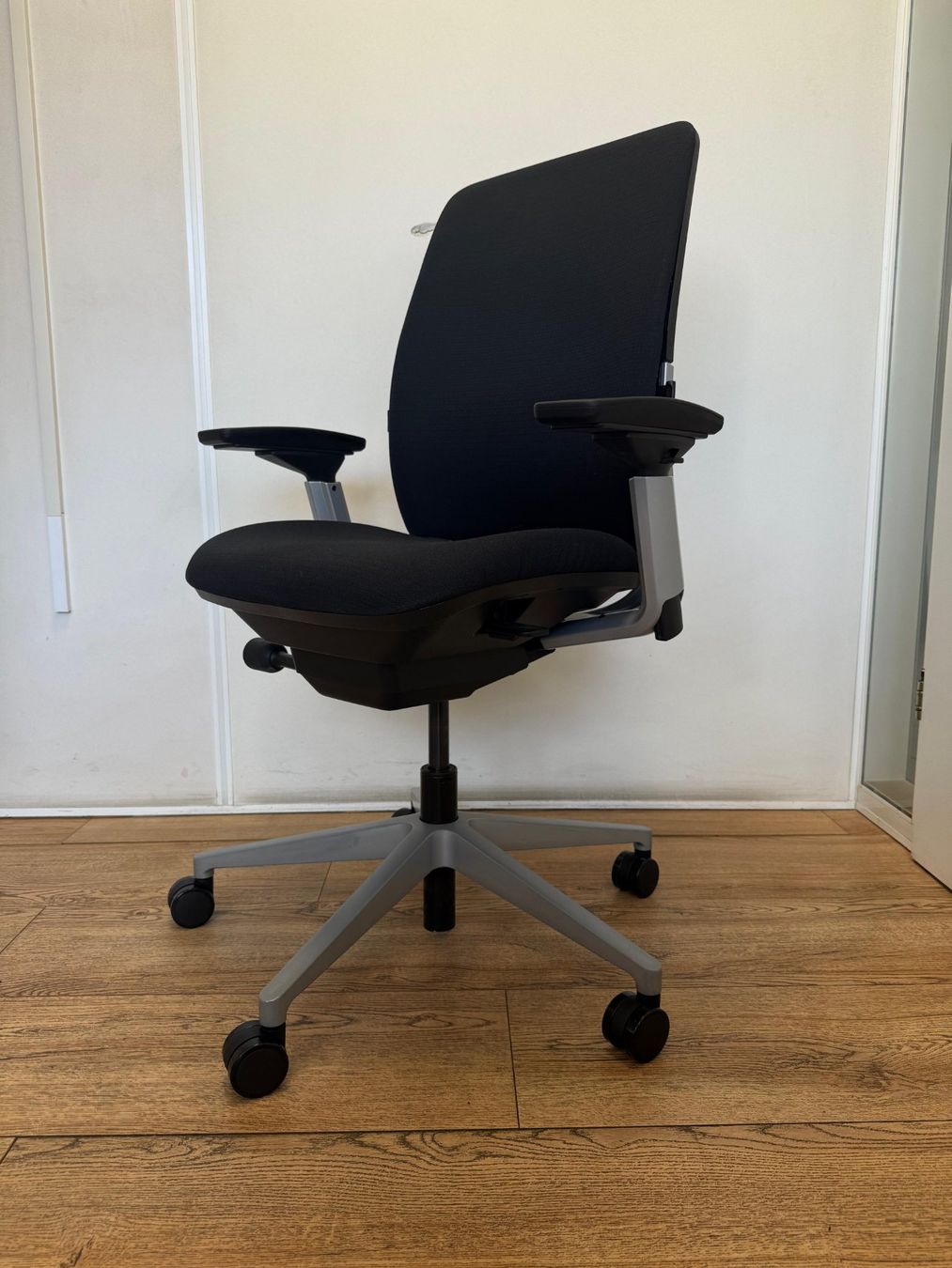 Steelcase Stühle: Steelcase Amia Grey/Black – Gebraucht aus Purmerend von Offeco 1