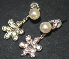 Ohrstecker D-963 – Blume mit Strass 2 Stück silbrig