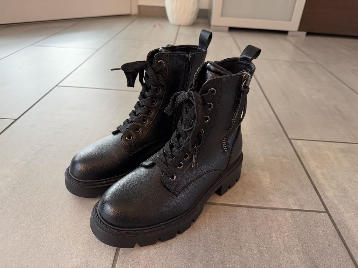 Scarpe da donna: Schwarze Boots, Gr. 38, Neu – Nuovo (secondo la descrizione) da Rain venduto da sve_v9g8 1