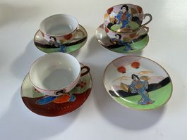 Asiatische Teetassen mit Untertassen