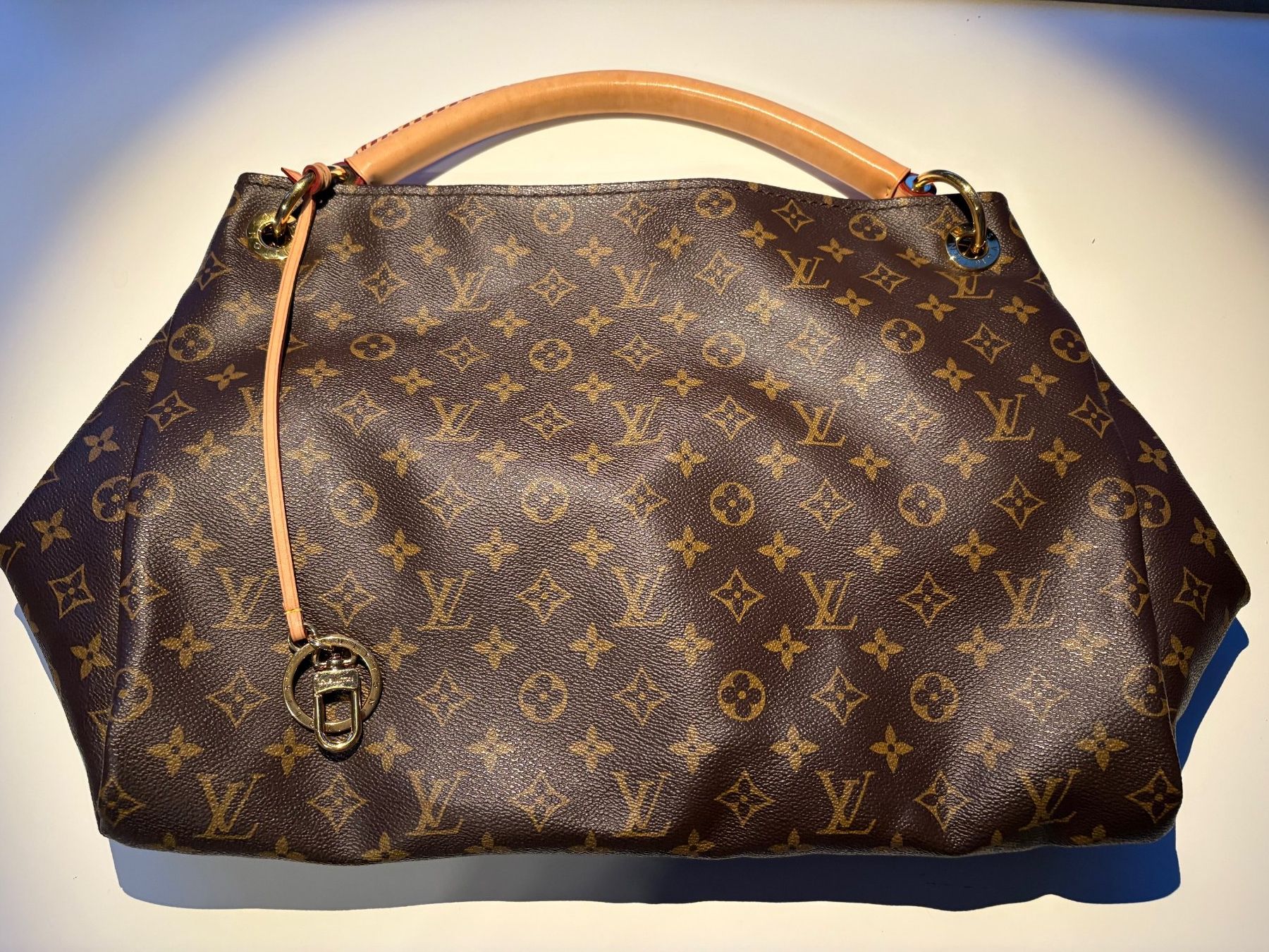 Louis Vuitton Taschen für Damen: Louis Vuitton Tasche "Artsy" - Original – Gebraucht aus Zürich von Sale_Gachnang
