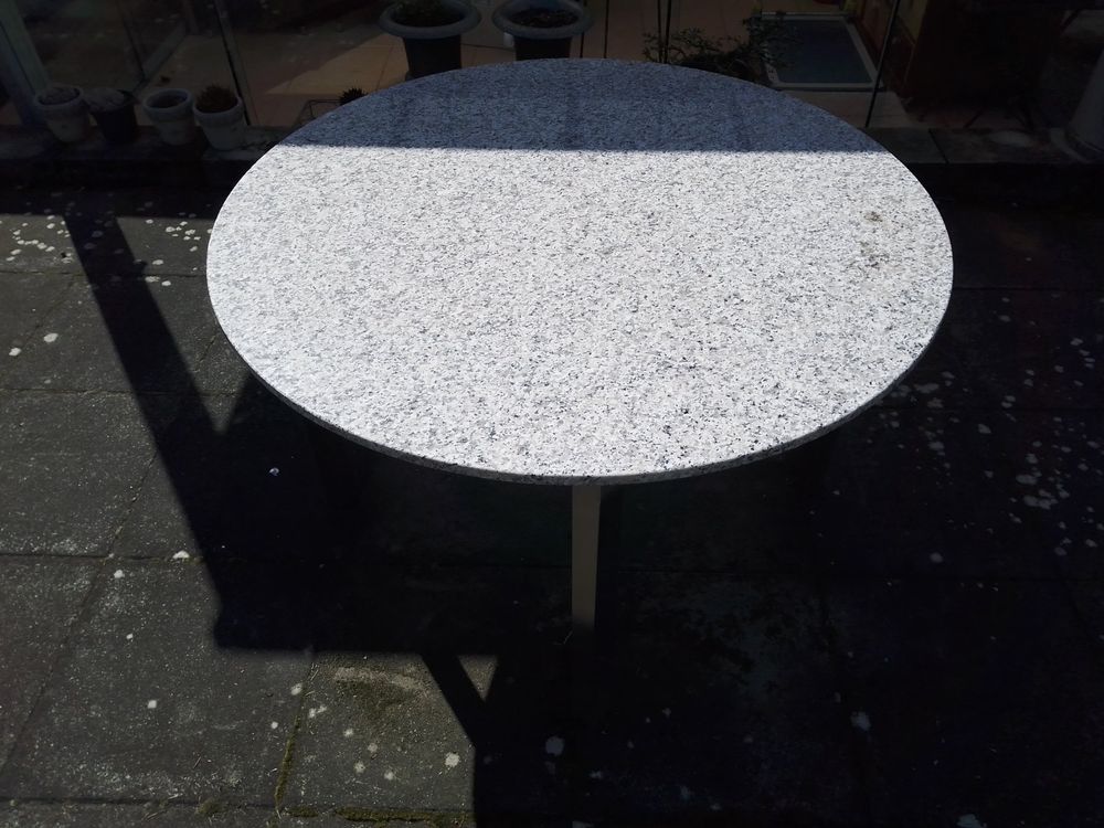 runder Gartentisch / Granitplatte mit Chromstahlunterbau Kaufen auf